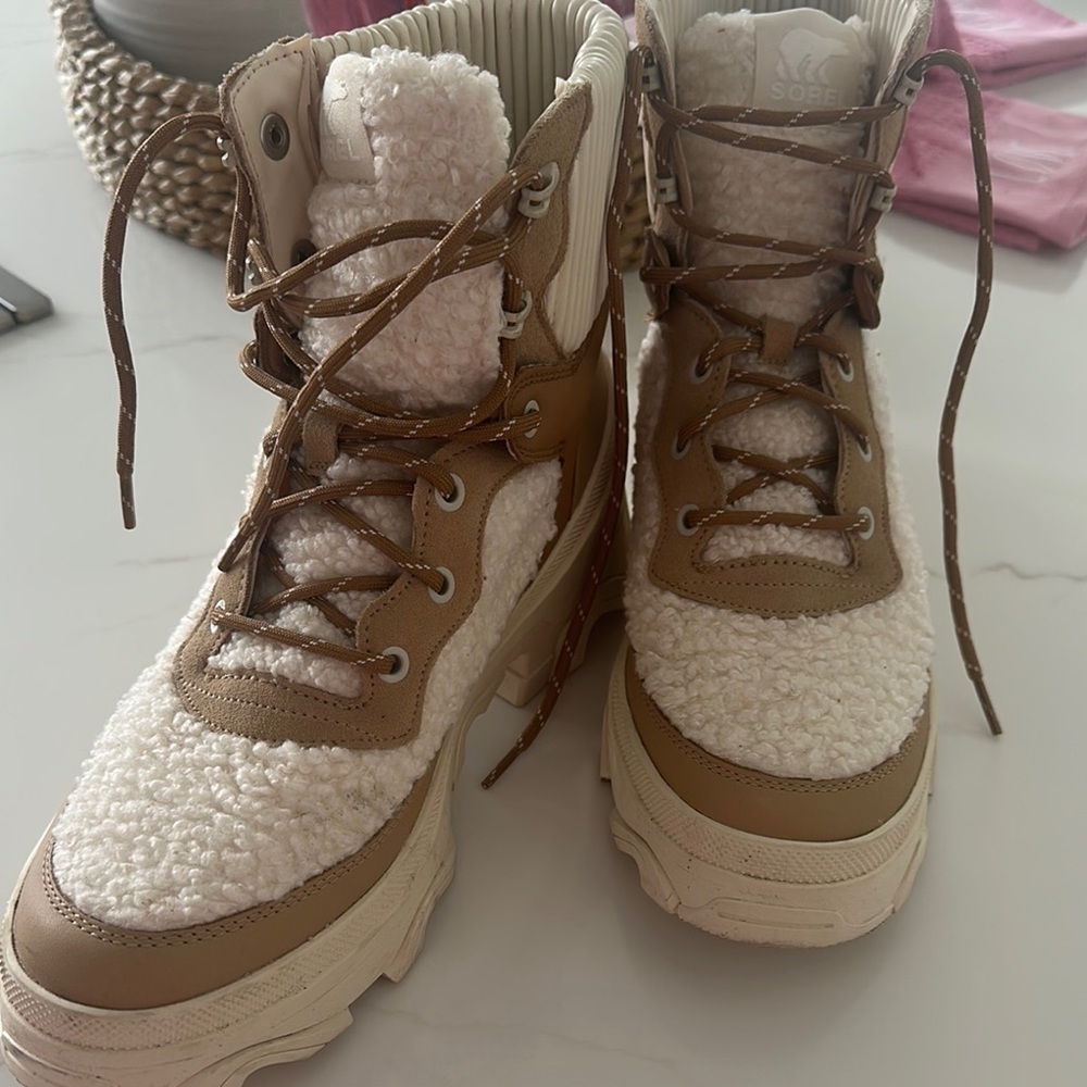 Sorel Women's Tan and Cream Winter Boots